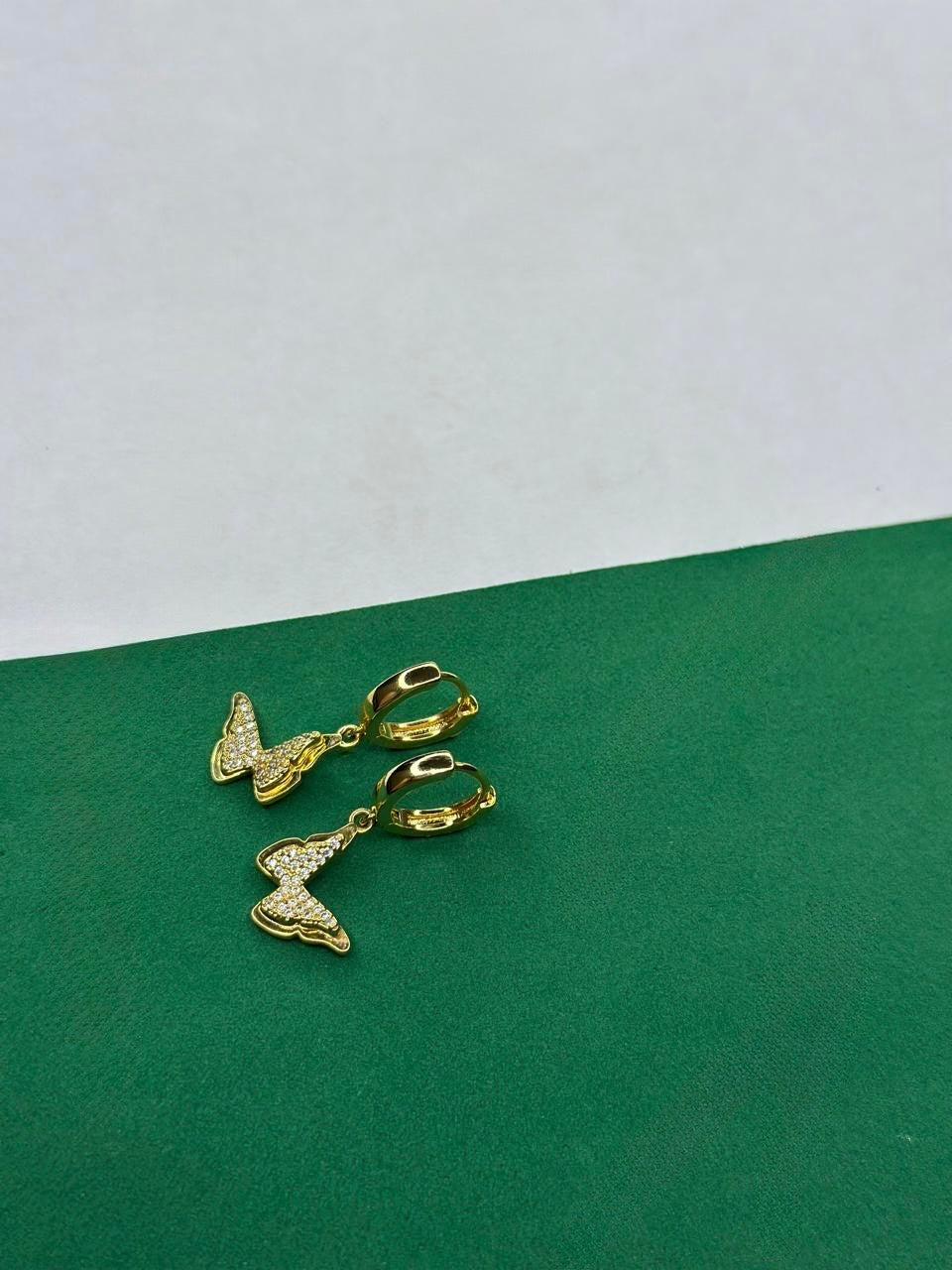 Brinco Borboleta Dourado Cravejado com Zircônias
