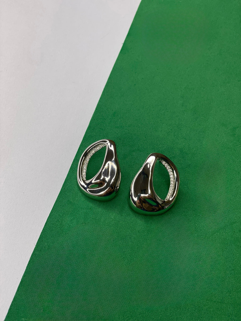 Brinco Orgânico Vazado com Zircônia