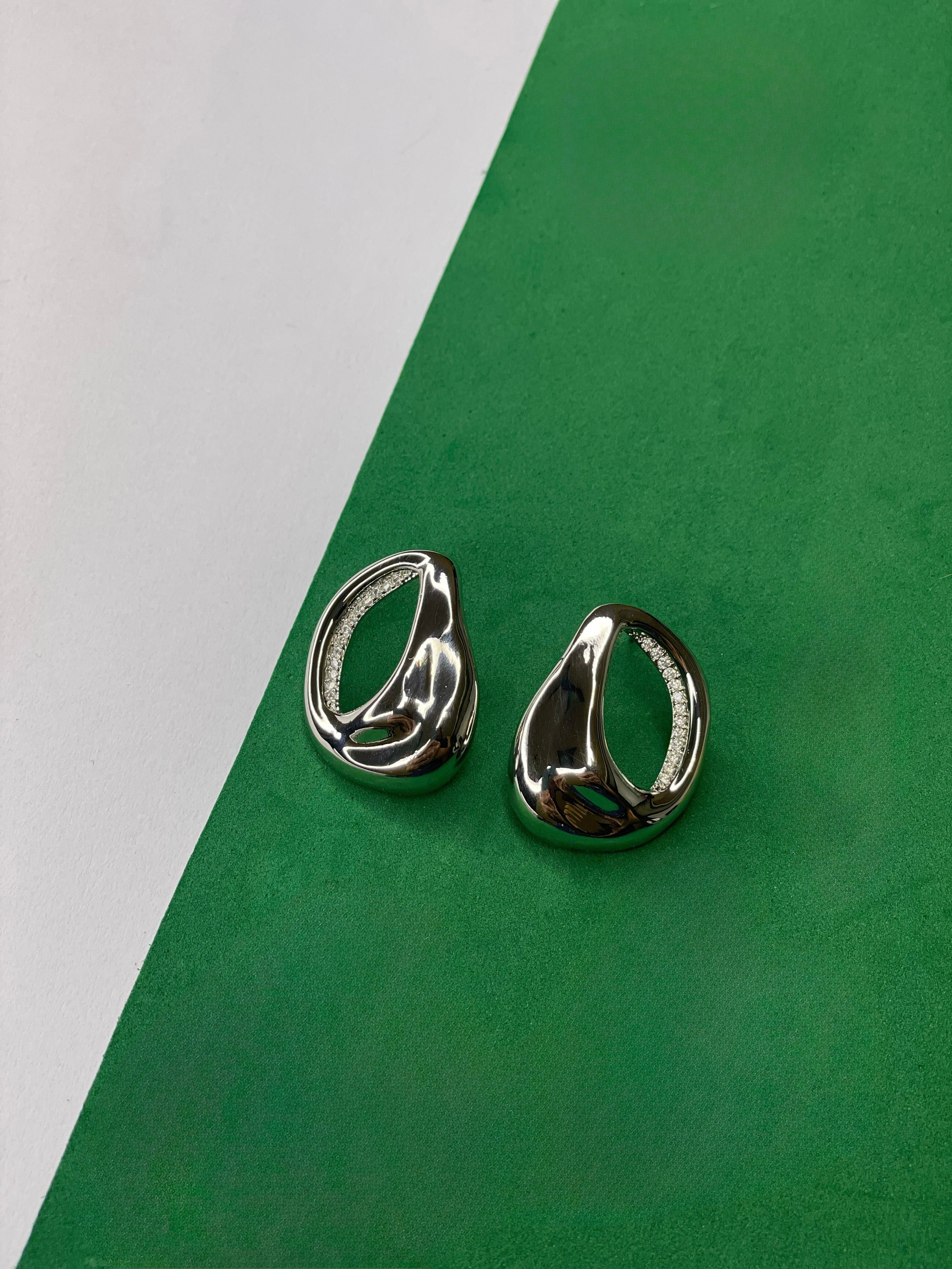 Brinco Orgânico Vazado com Zircônia