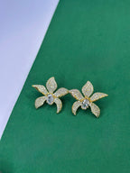Brinco Flor Delicata Dourado