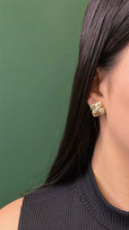Brinco Flor Dourada Cravejada com Zircônia