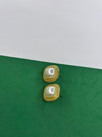 Brinco Quadrado Dourado com Pérola Shell