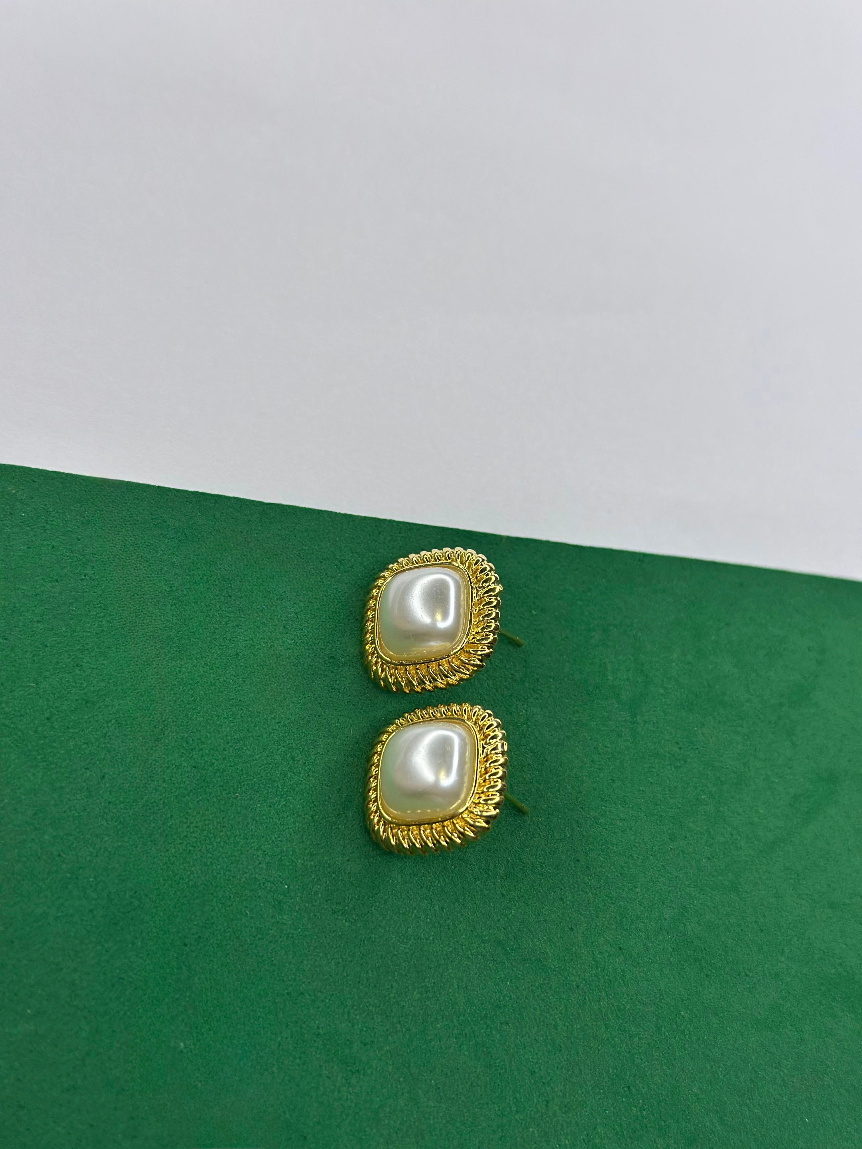 Brinco Quadrado Dourado com Pérola Shell