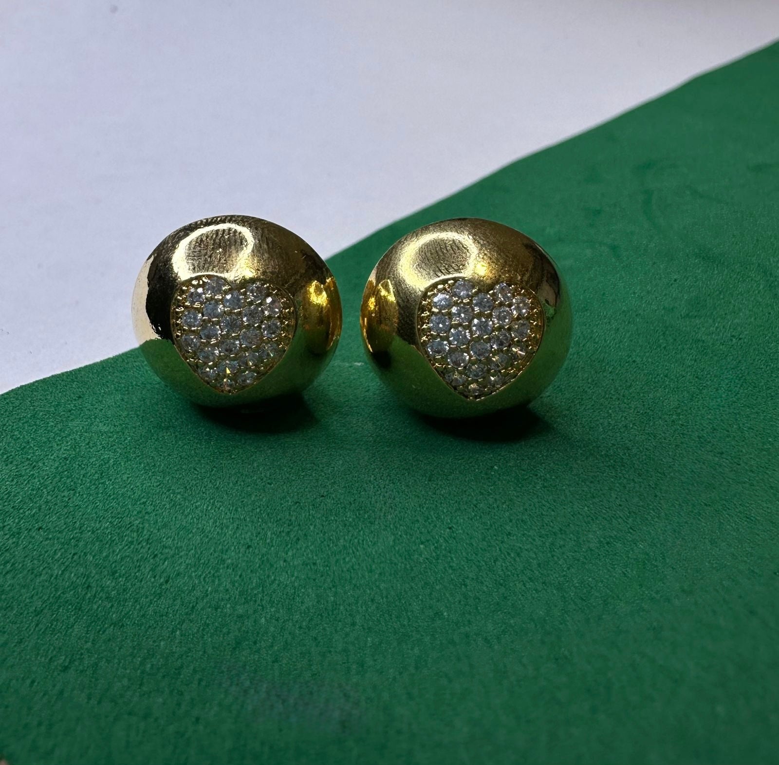 Brinco Botão Dourado com Zircônia Central