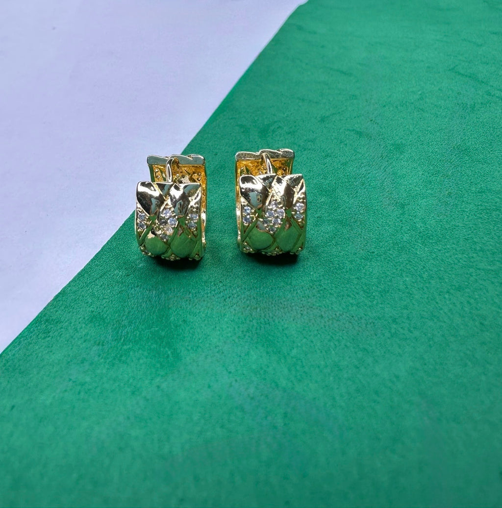 Brinco Argola Dourada com Detalhes em Zircônias