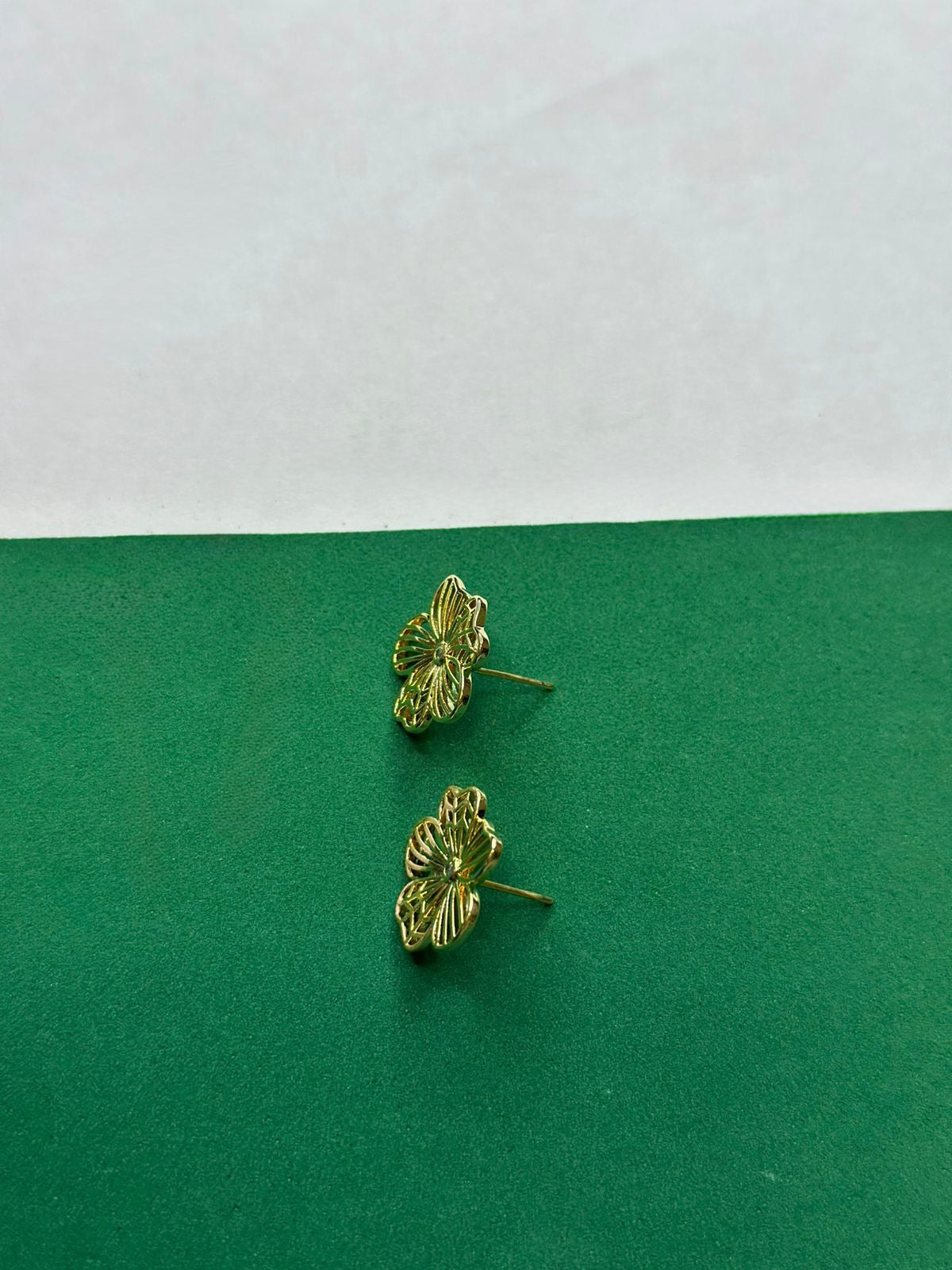 Brinco Flor Dourada com Zircônia
