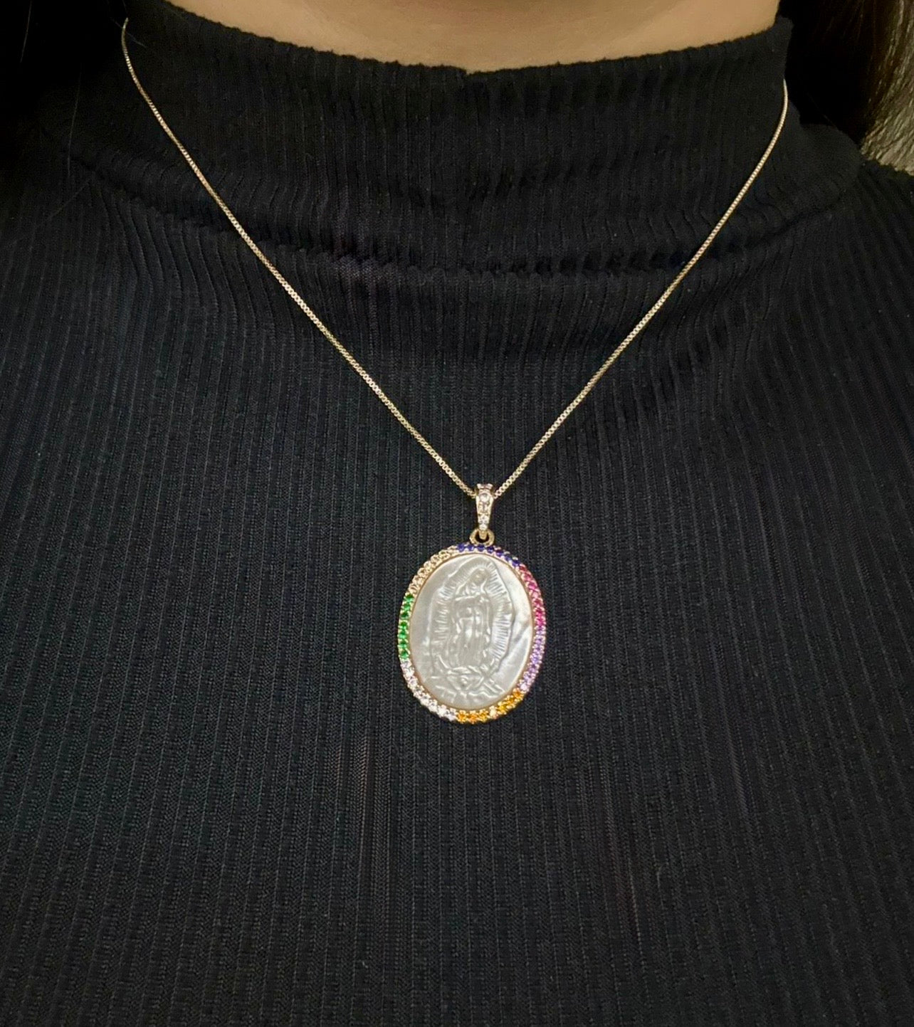 Colar Medalha Nossa Senhora Rainbow