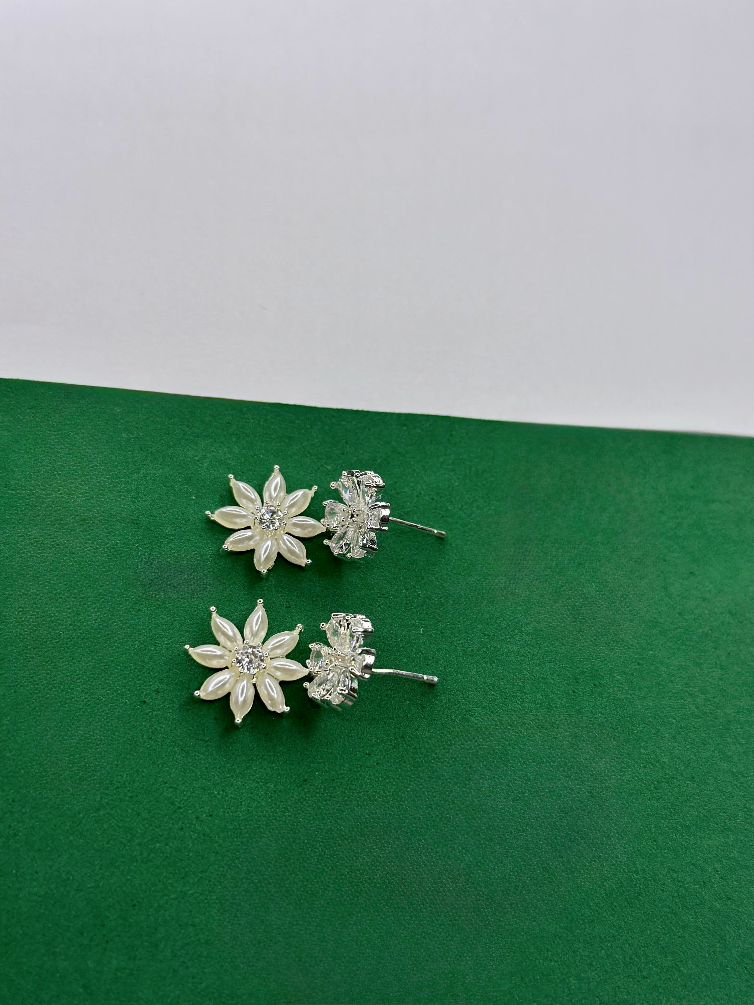 Brinco Duas Flores Pérola Shell Prata