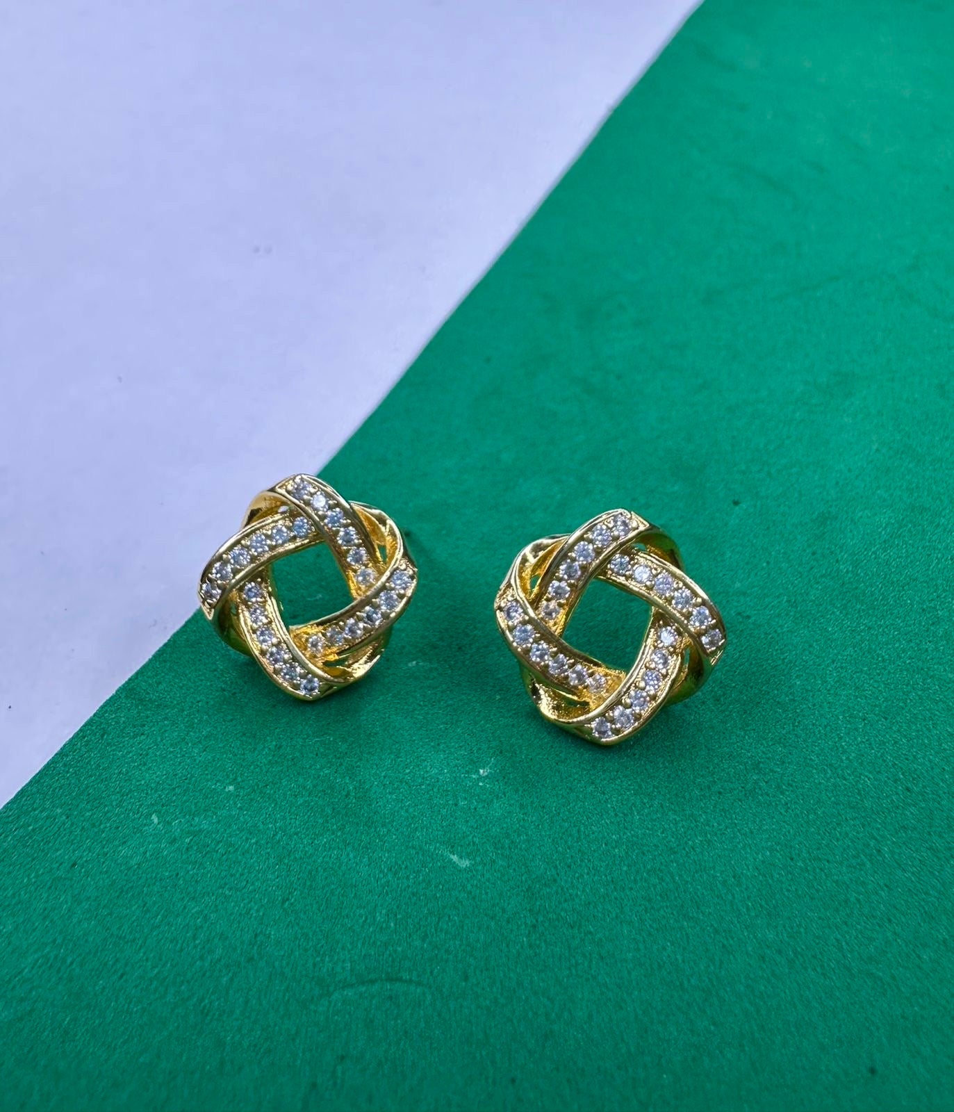 Brinco Dourado Trançado Cravejado com Zircônias