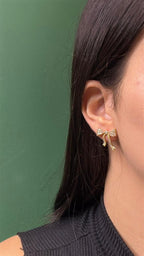 Brinco Laço Dourado Cravejado com Zircônias
