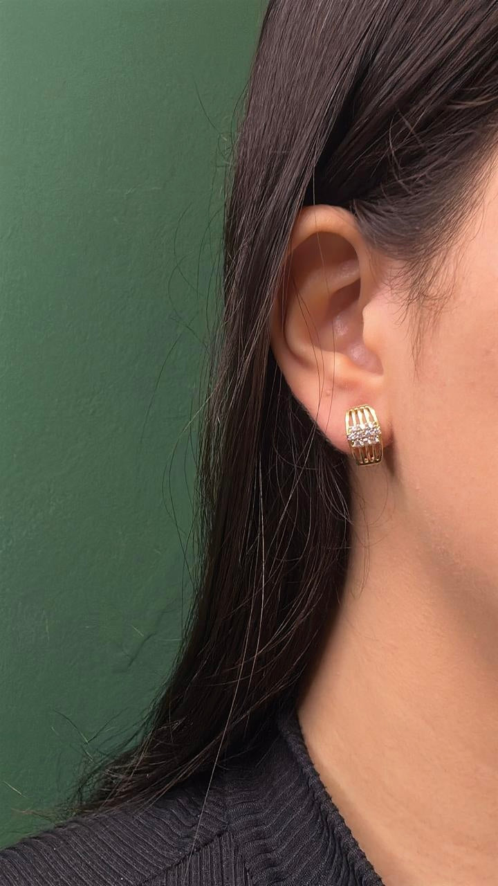 Brinco Argola Dourada Cravejada com Zircônias e Detalhes Aramados