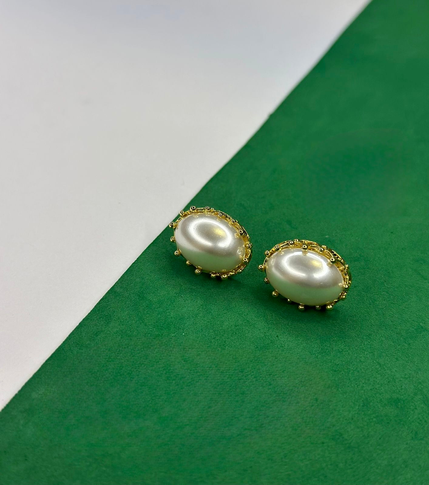 Brinco Oval Pérola Clássica Dourado