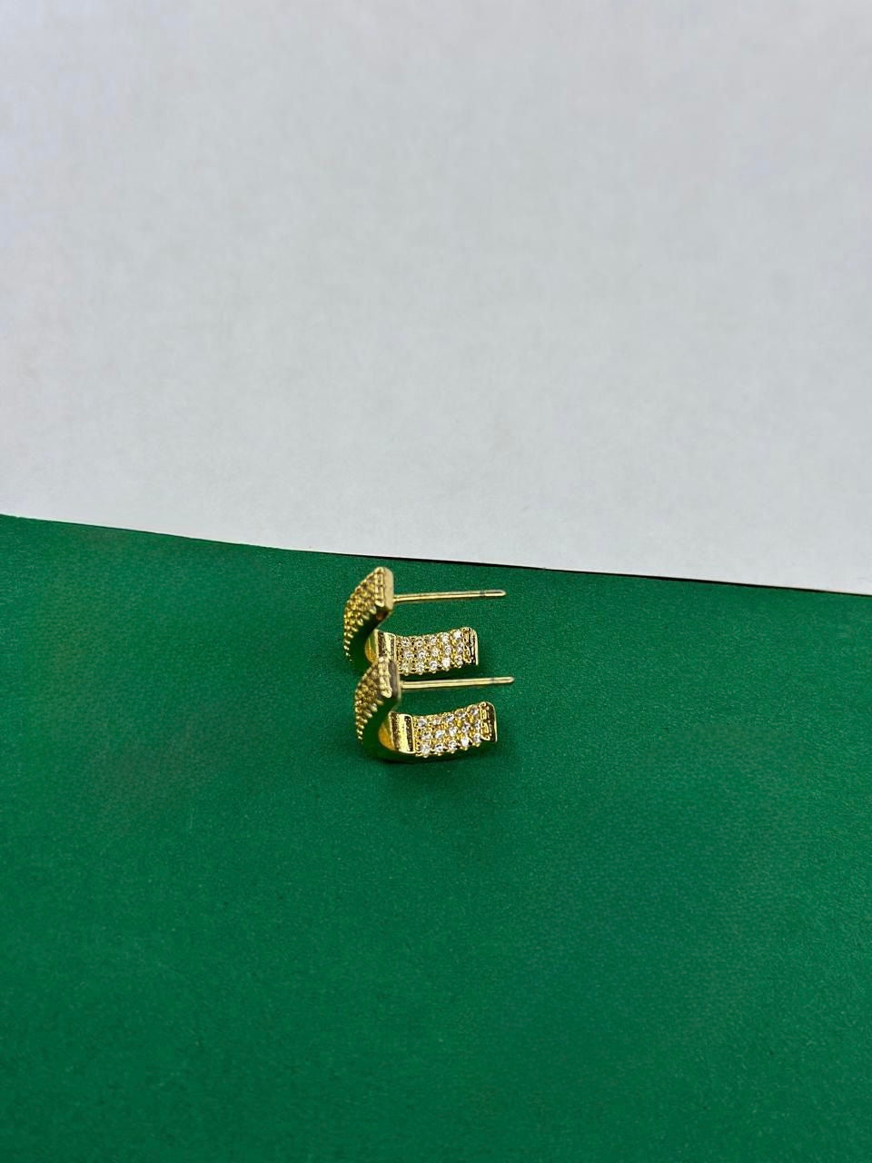 Brinco Argola Dourada Cravejada com Zircônias