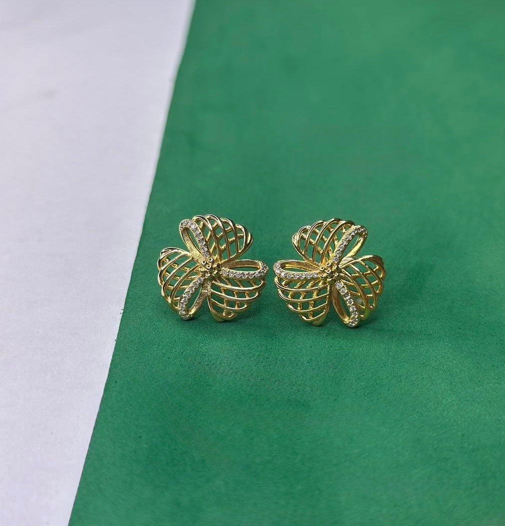 Brinco Flor Dourado Aramado com Zircônias