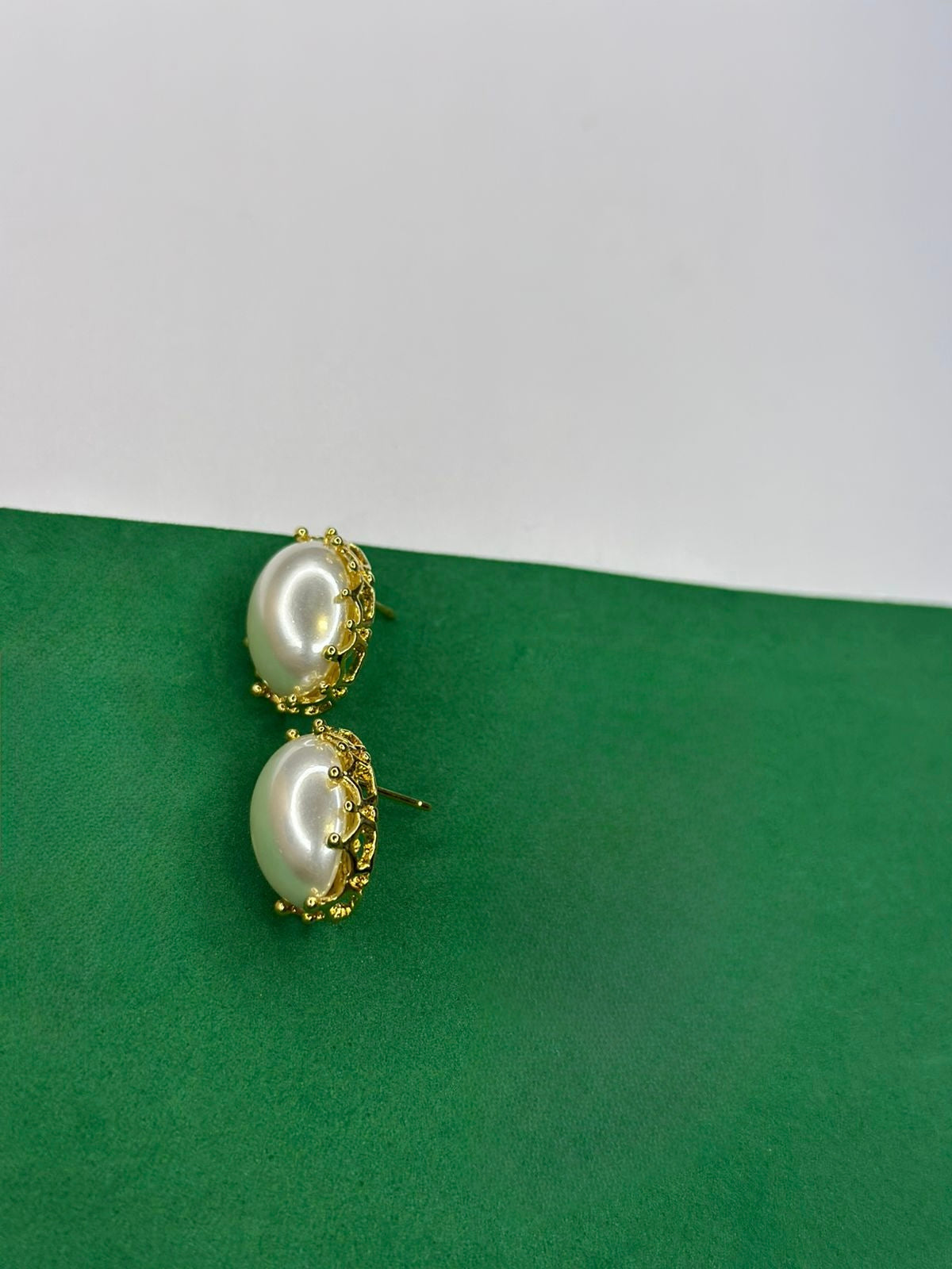 Brinco Oval Pérola Clássica Dourado