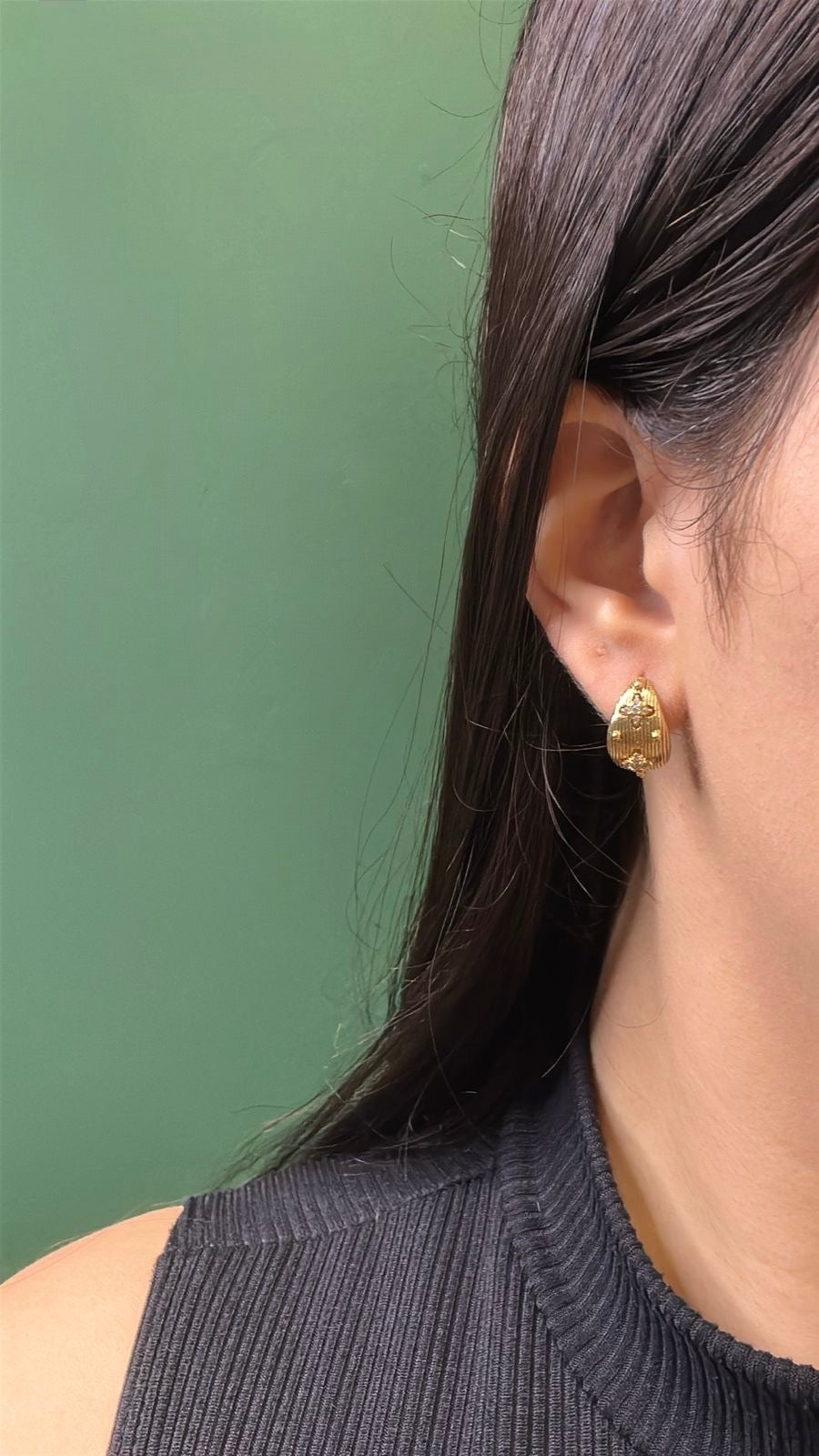 Brinco Argola Dourada Cravejada com Zircônias