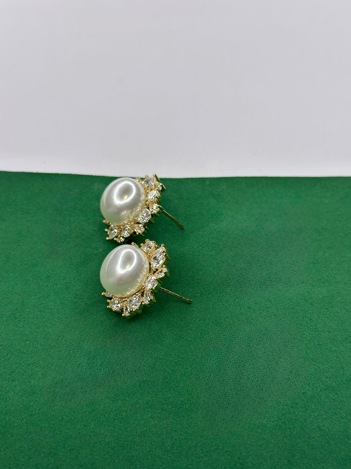 Brinco Pérola Shell com Halo de Zircônia