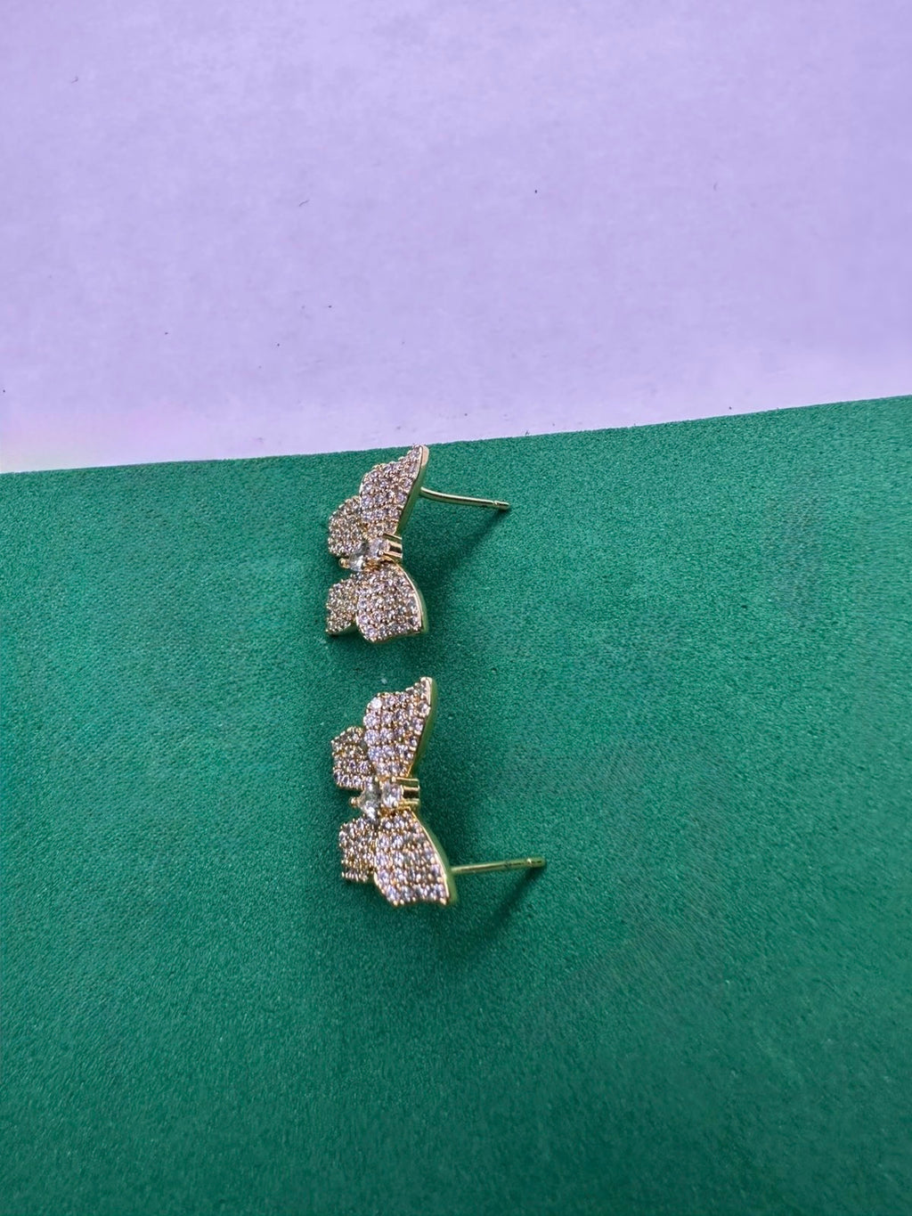 Brinco Borboleta Dourado Cravejado com Zircônias