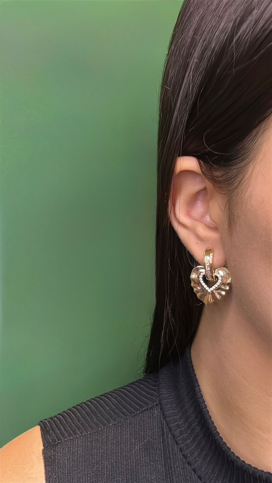 Brinco Coração Orgânico com Zircônias Dourado