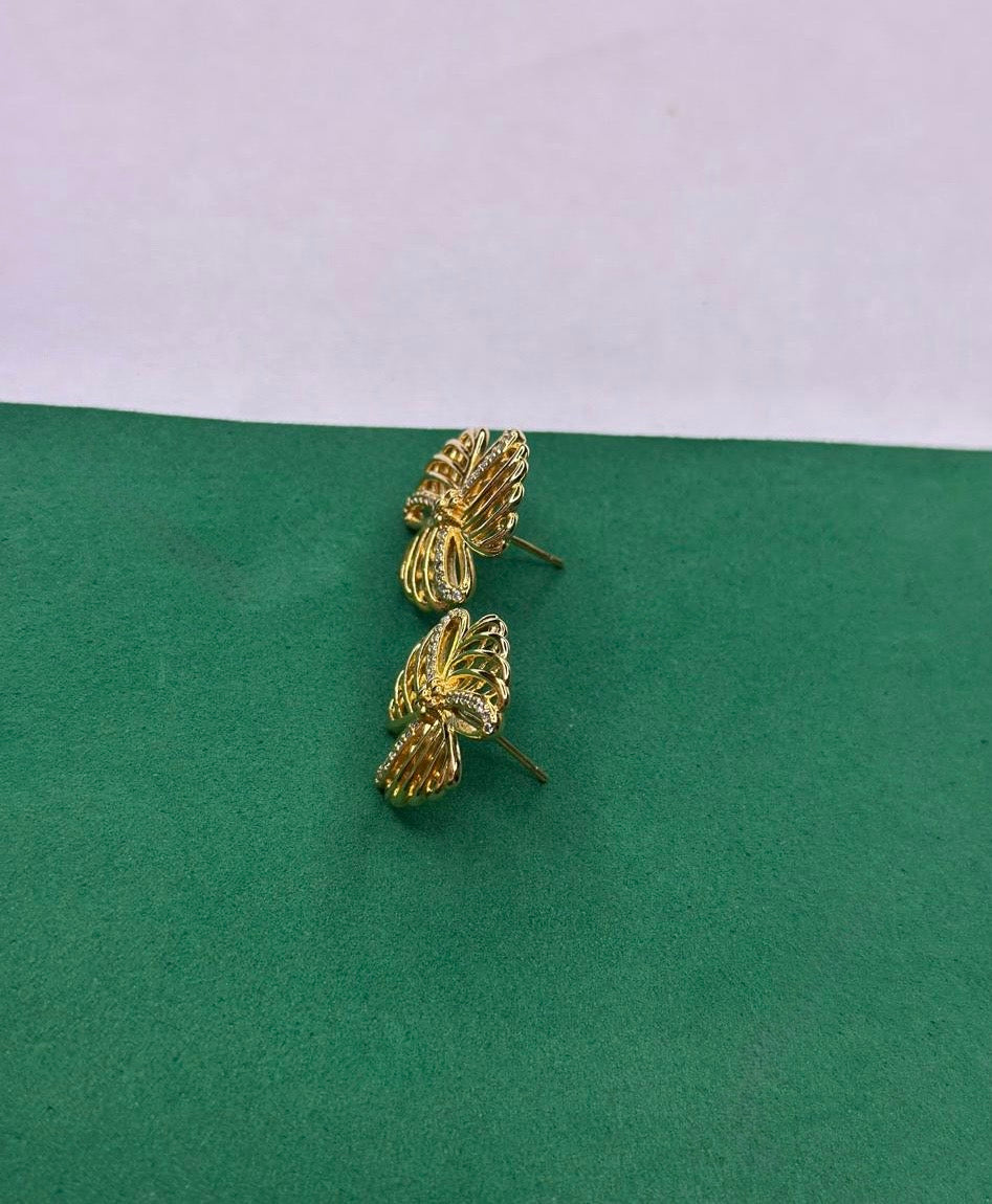 Brinco Flor Dourado Aramado com Zircônias