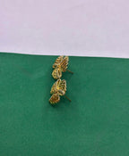 Brinco Flor Dourado Aramado com Zircônias