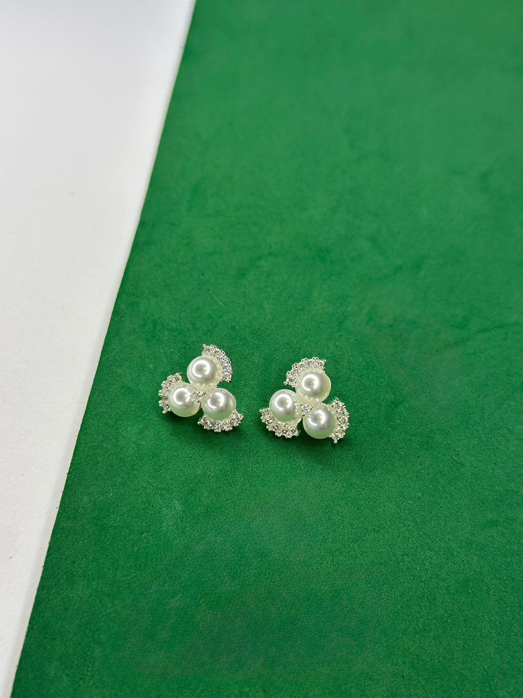 Brinco Trio de Pérolas com Zircônia