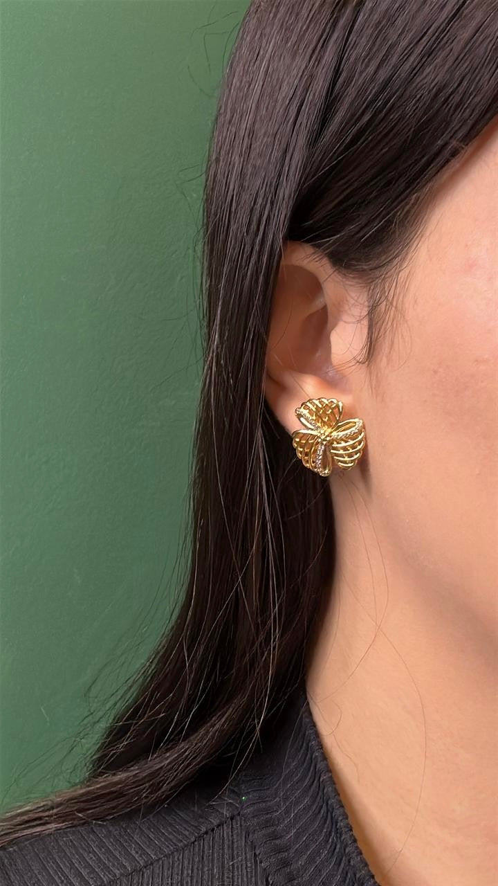 Brinco Flor Dourado Aramado com Zircônias