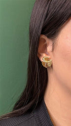 Brinco Flor Dourado Aramado com Zircônias