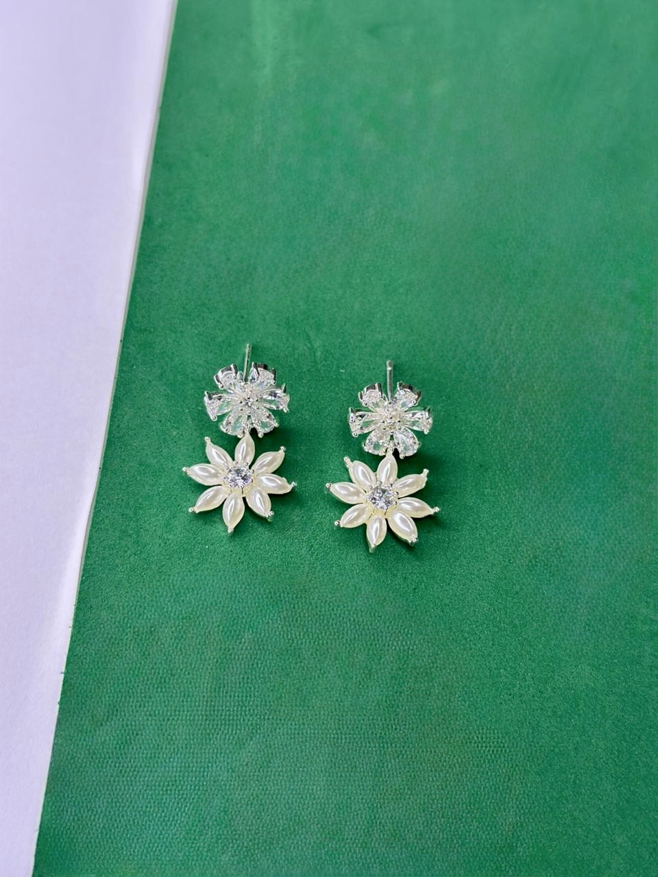 Brinco Duas Flores Pérola Shell Prata