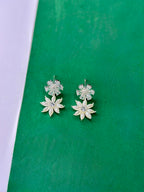 Brinco Duas Flores Pérola Shell Prata