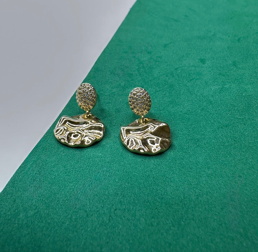 Brinco Dourado com Cravação em Zircônias