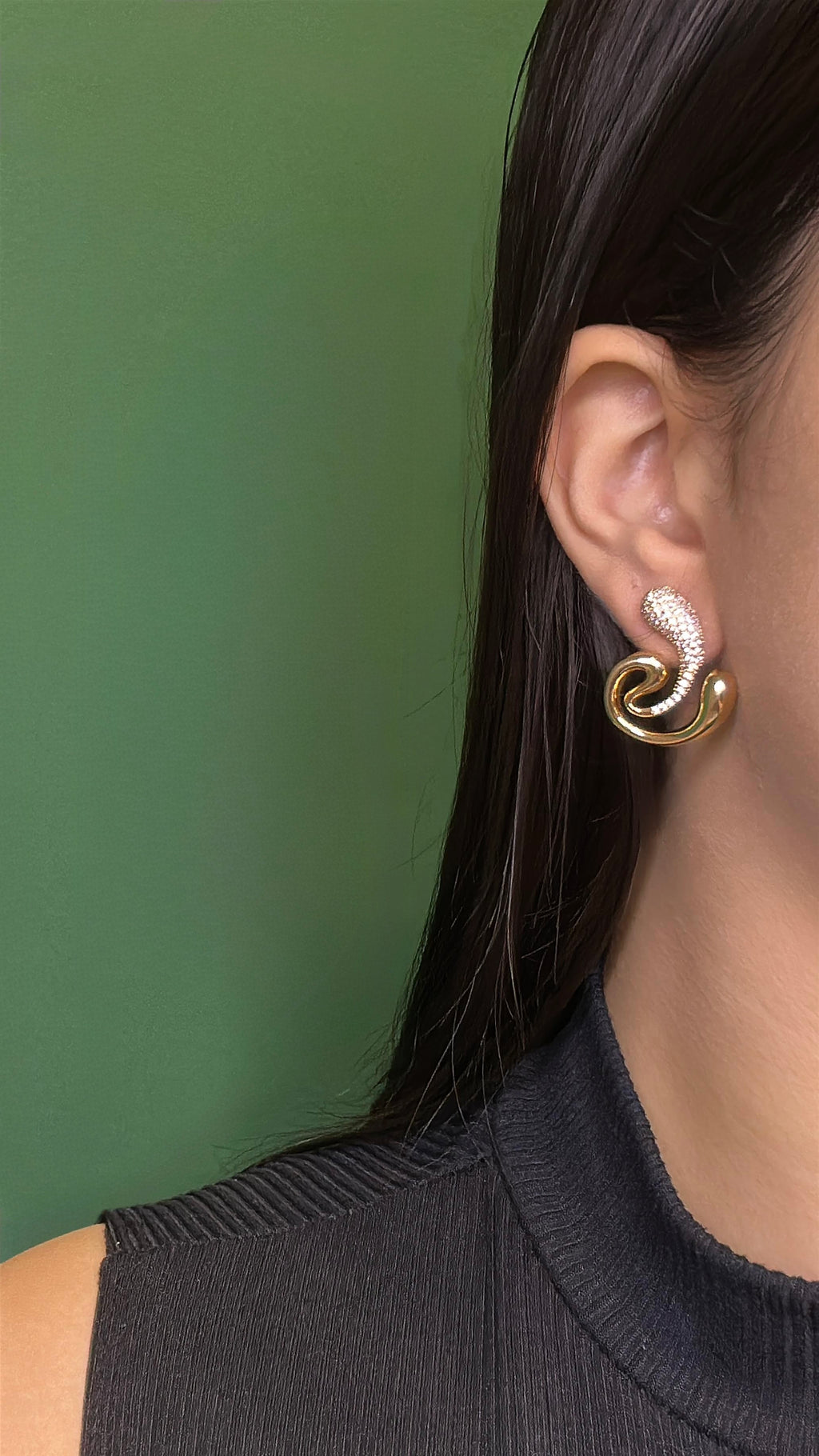 Brinco Espiral Dourado Cravejado