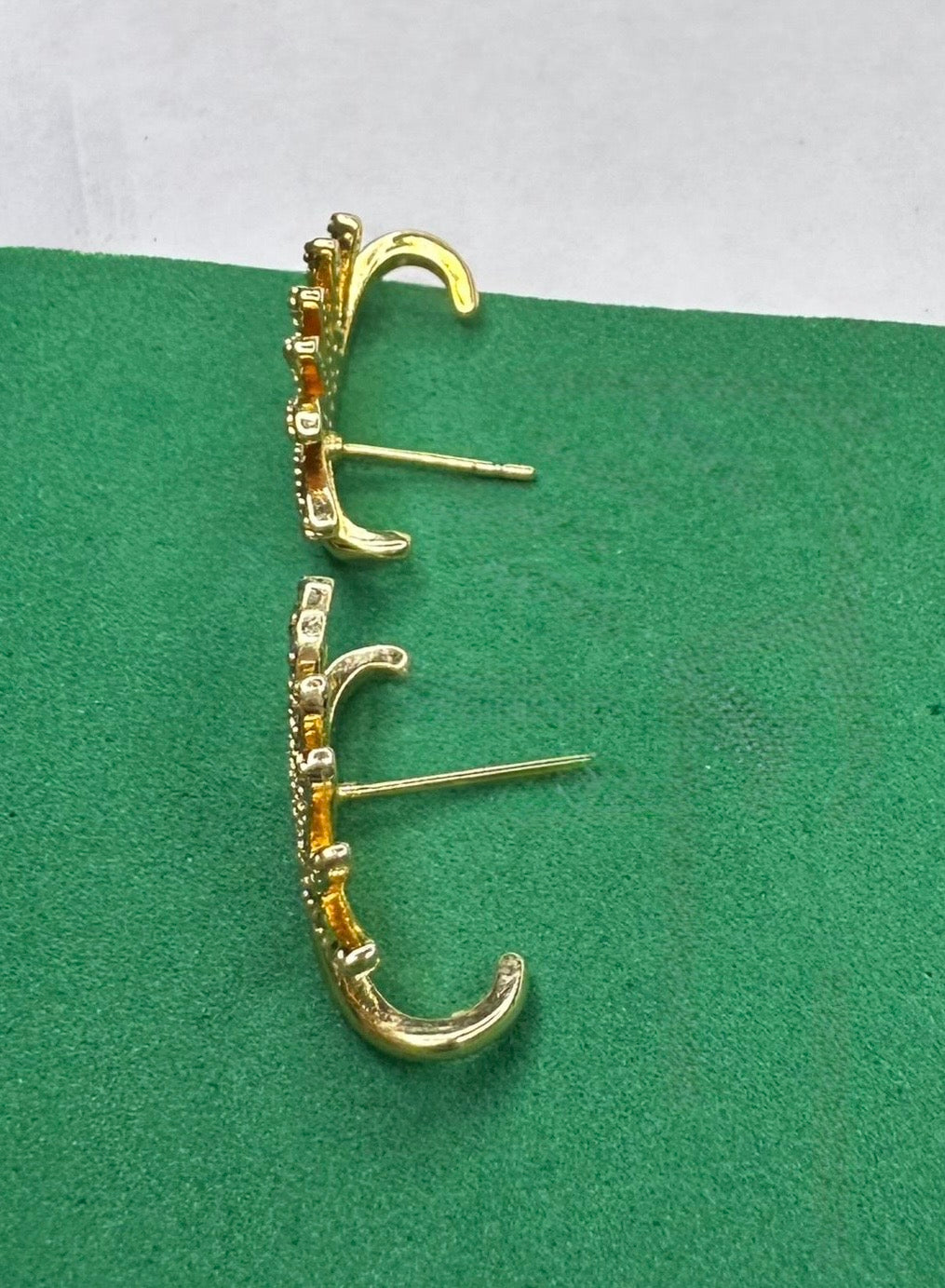 Brinco Leque Dourado Cravejado com Zircônias
