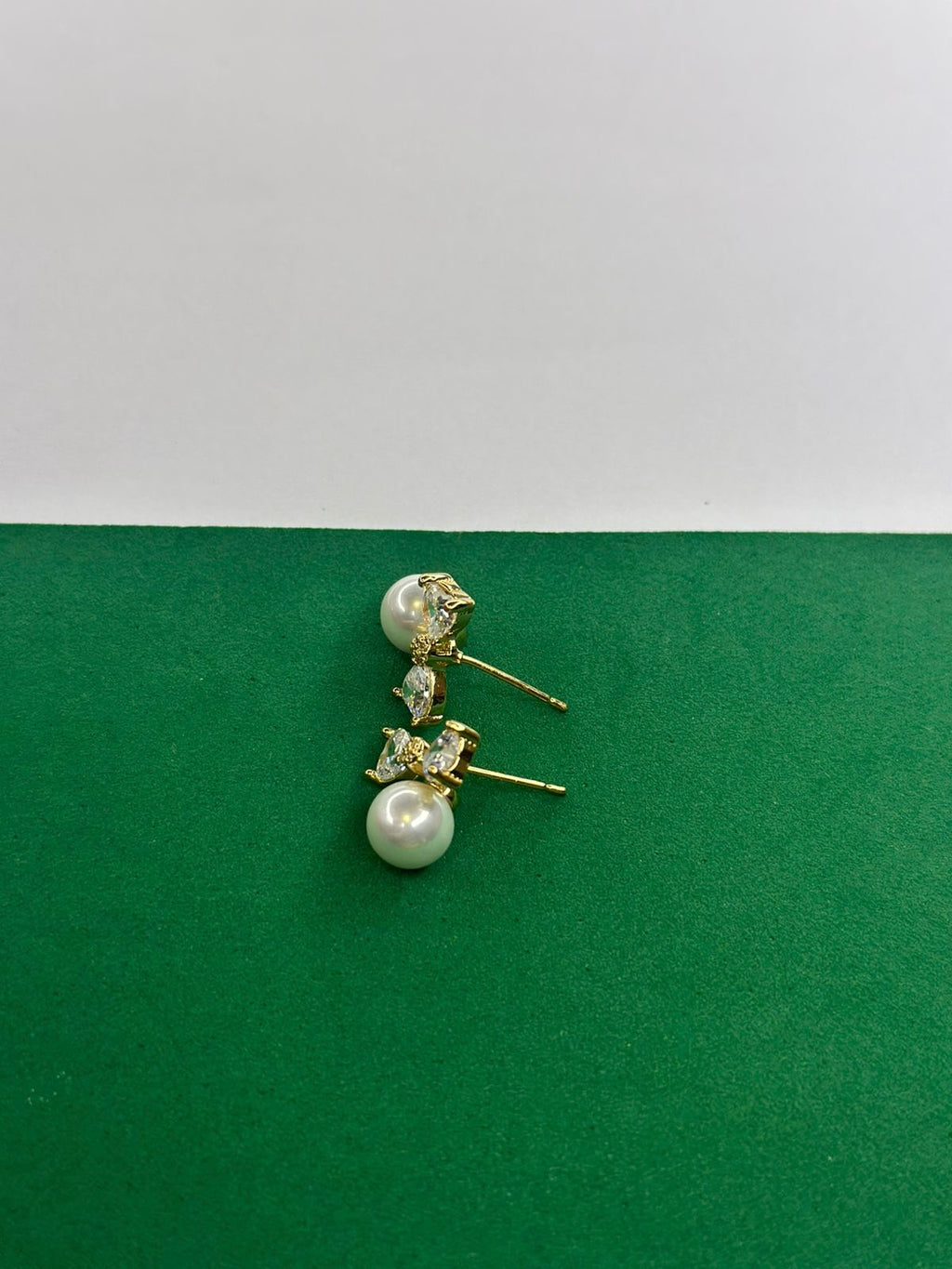 Brinco Laço com Pérola Shell Dourado