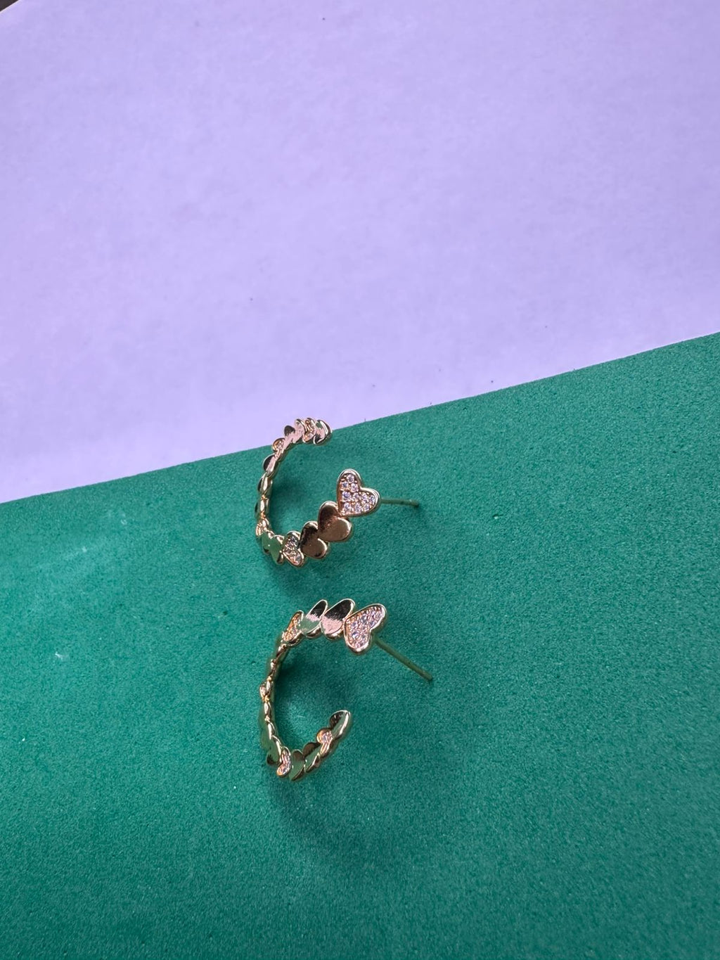 Brinco Argola com Corações Cravejados em Zircônia