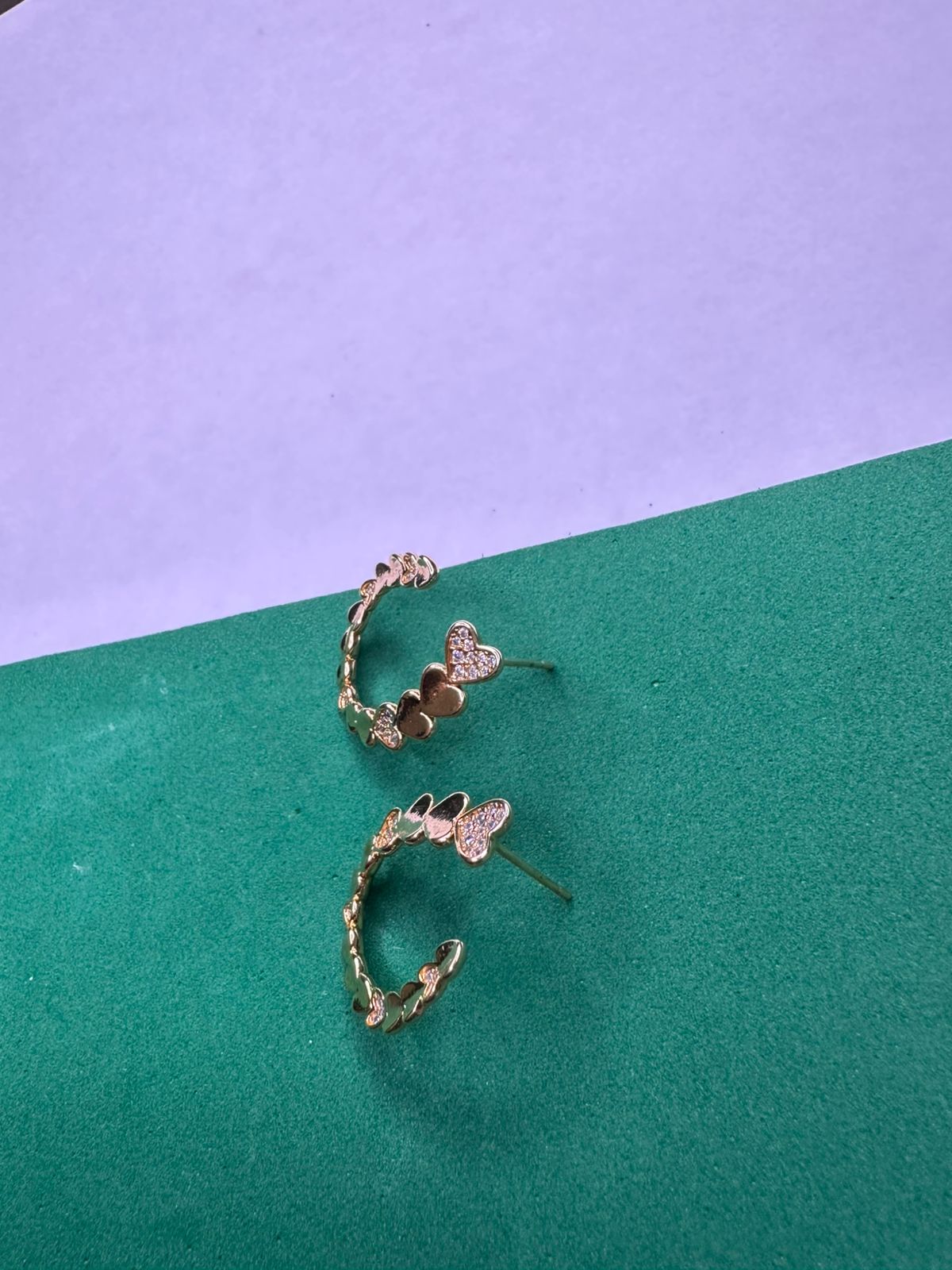 Brinco Argola com Corações Cravejados em Zircônia