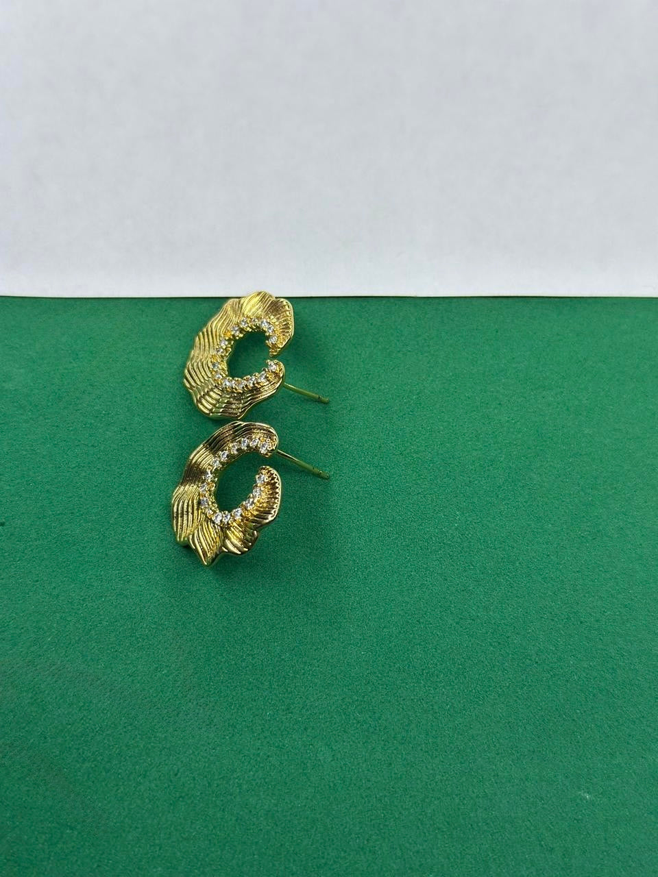 Brinco Argola Dourada Cravejada com Zircônias