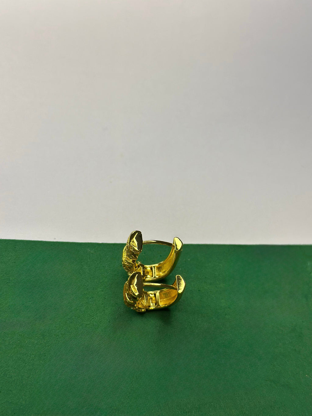 Brinco Argola com Zircônias e Trama Dourada