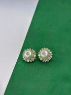 Brinco Pérola Shell com Halo de Zircônia