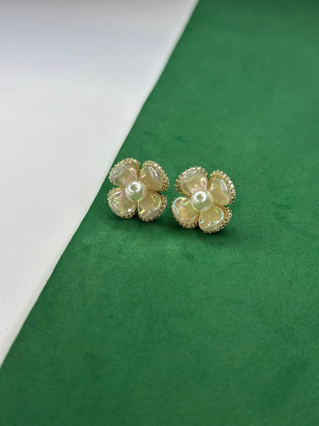 Brinco Flor com Madre Pérola e Pérola Shell