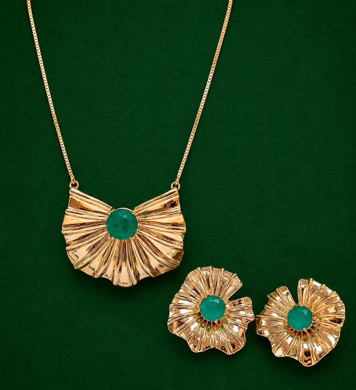 Conjunto Luxo Dourado com Pedra Verde Central – Colar e Brincos Elegantes