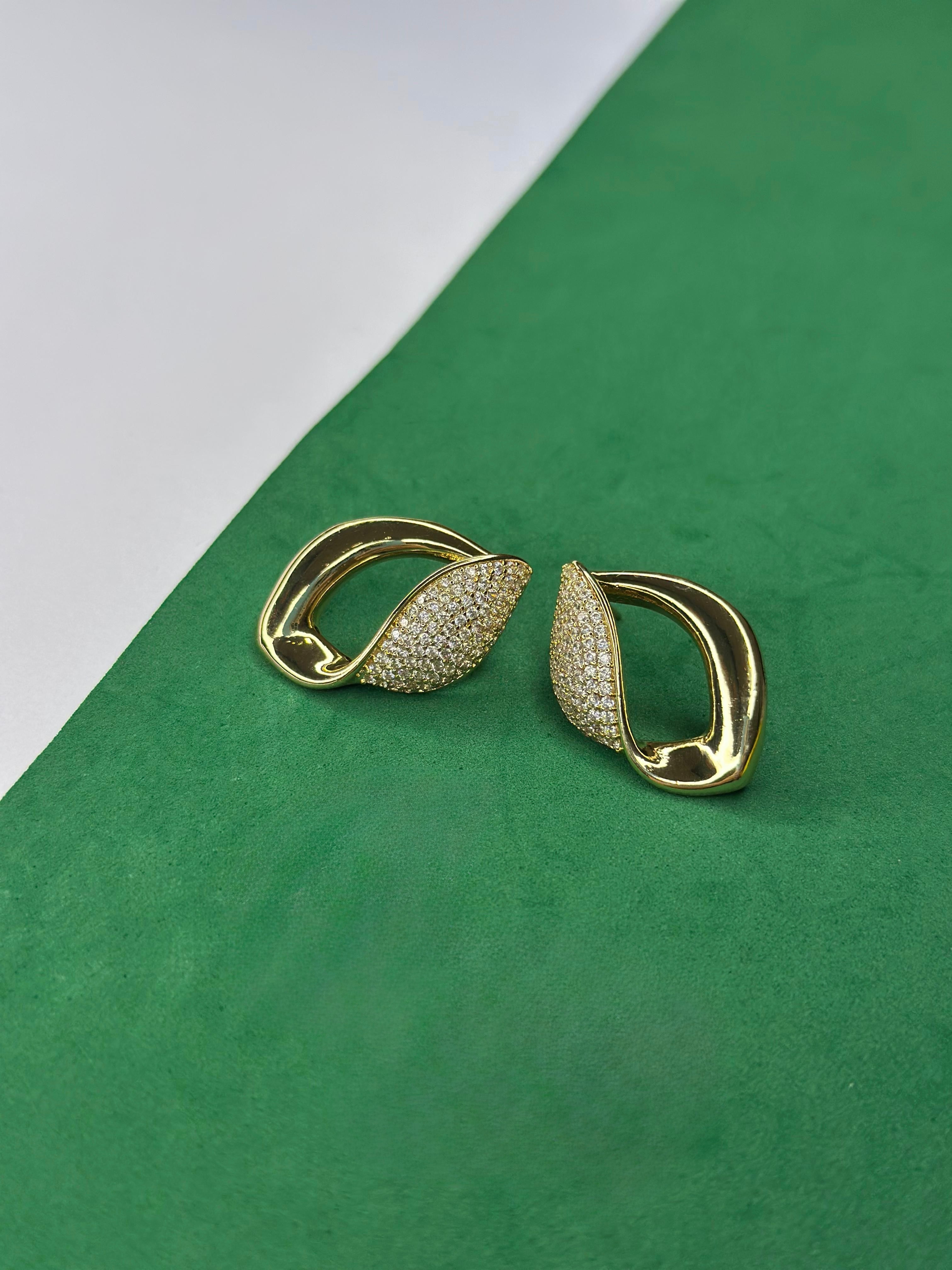 Brinco Gota Bicolor Cravejado Dourado