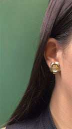 Brinco Flor Dourado Cravejado com Zircônias