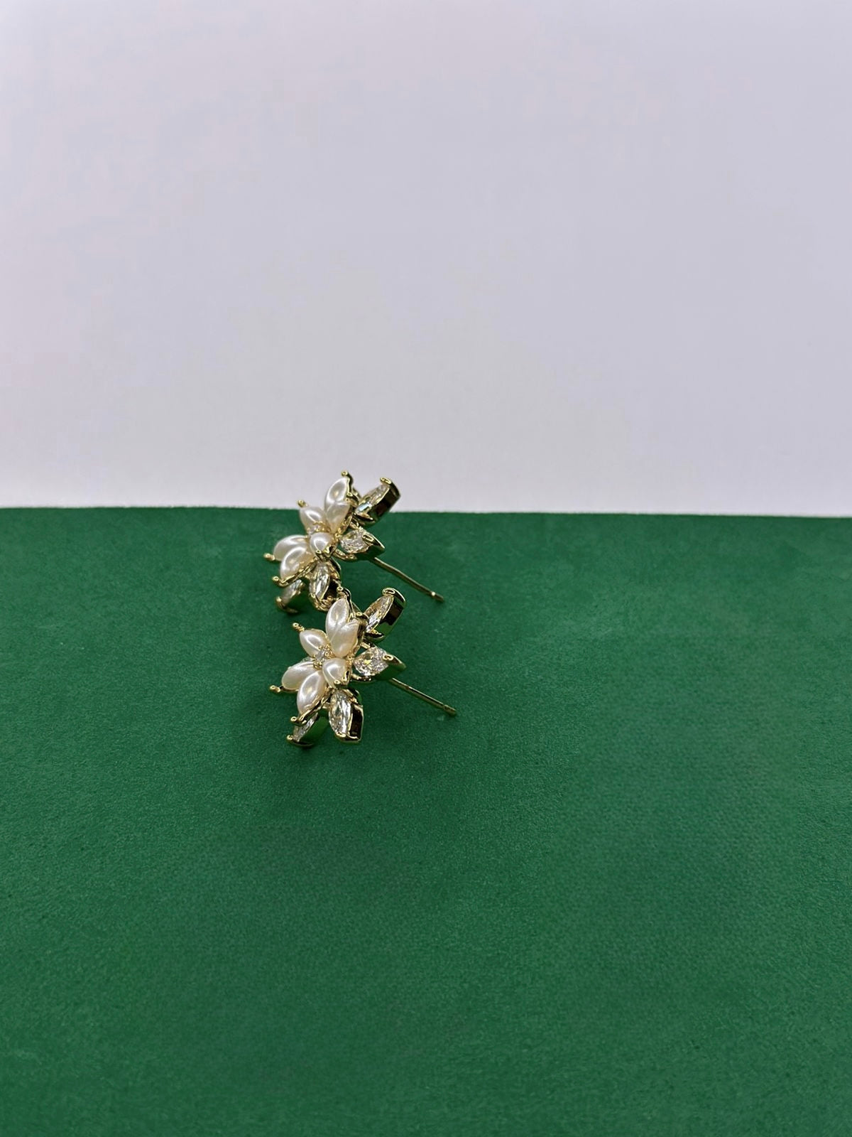 Brinco Flor Navette com Pérola Shell