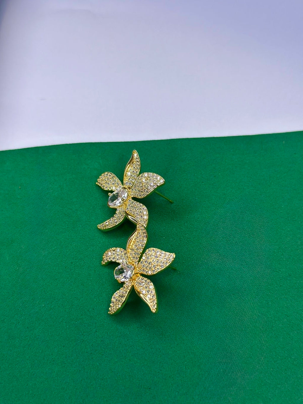 Brinco Flor Delicata Dourado