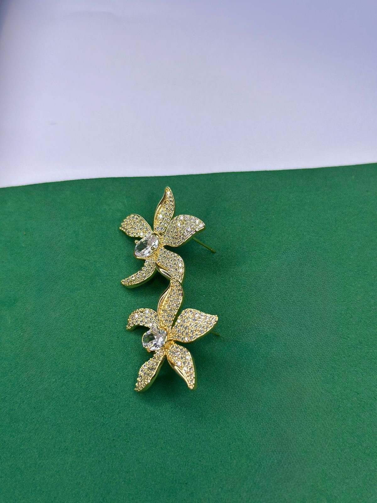 Brinco Flor Delicata Dourado