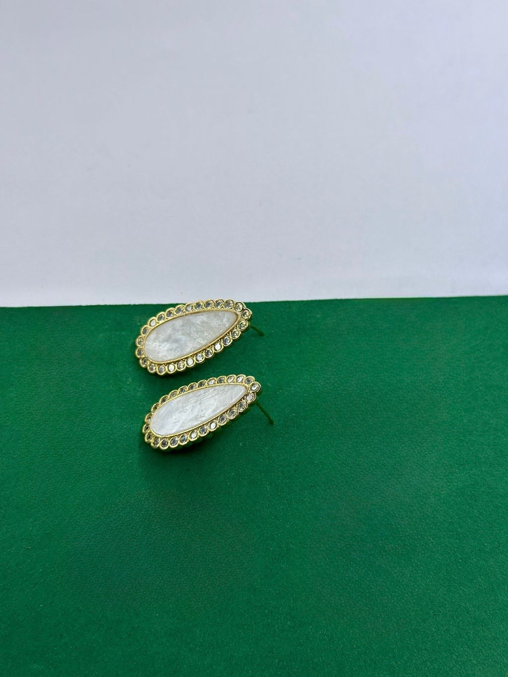 Brinco Gota Madre Pérola com Zircônias Dourado