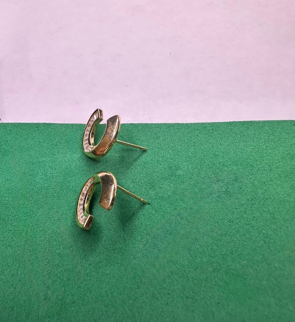 Brinco Meia Argola com Zircônias Baguete