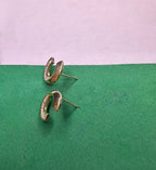 Brinco Meia Argola com Zircônias Baguete