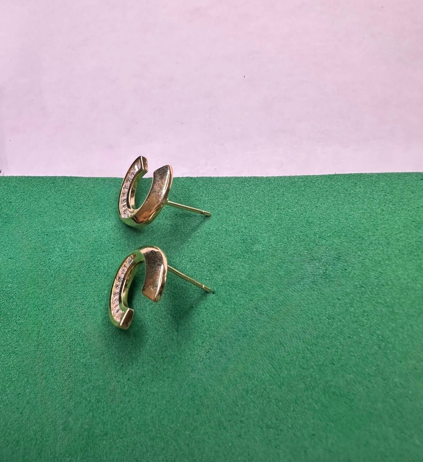Brinco Meia Argola com Zircônias Baguete